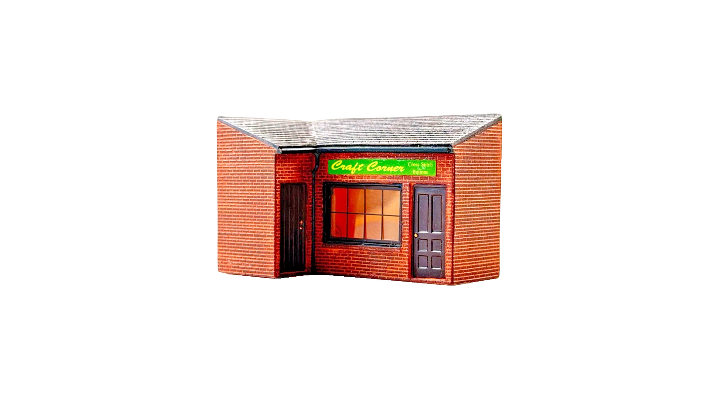HORNBY 00 GAUGE SKALEDALE - R8692 - COURTYARD BUILDING CRAFT CORNER UNBOXED