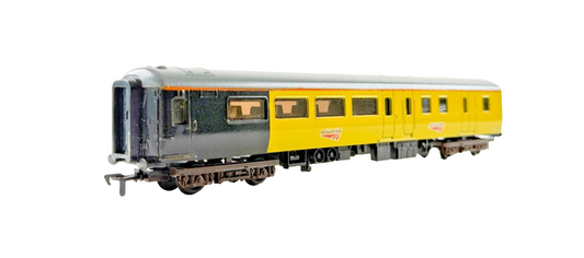 AIRFIX OO GAUGE - NETWORK RAIL MK2 RESPRAYED COACH NO.977985 UNBOXED