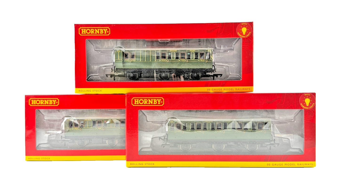 HORNBY OO GAUGE - RAKE OF 3 ASSORTED SOUTHERN GREEN 6 WHEEL COACHES BOXED
