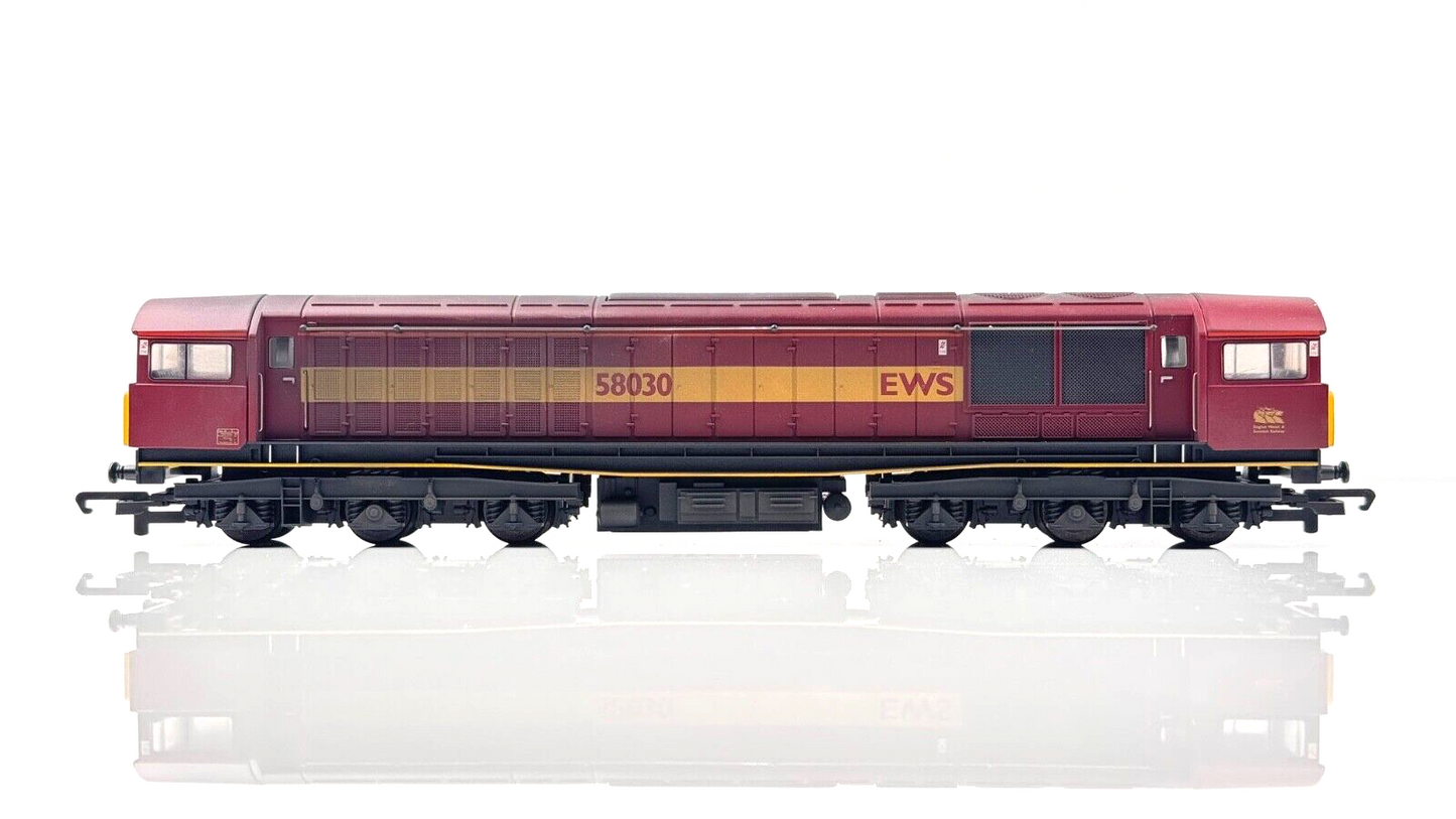 HORNBY 00 GAUGE - R2125B - CLASS 58 DIESEL 58030 EWS MAROON GOLD - BOXED