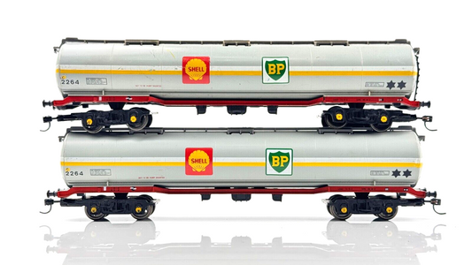 HORNBY 00 GAUGE - PAIR OF TEA TANK TANKER WAGONS BP SHELL GREY - UNBOXED