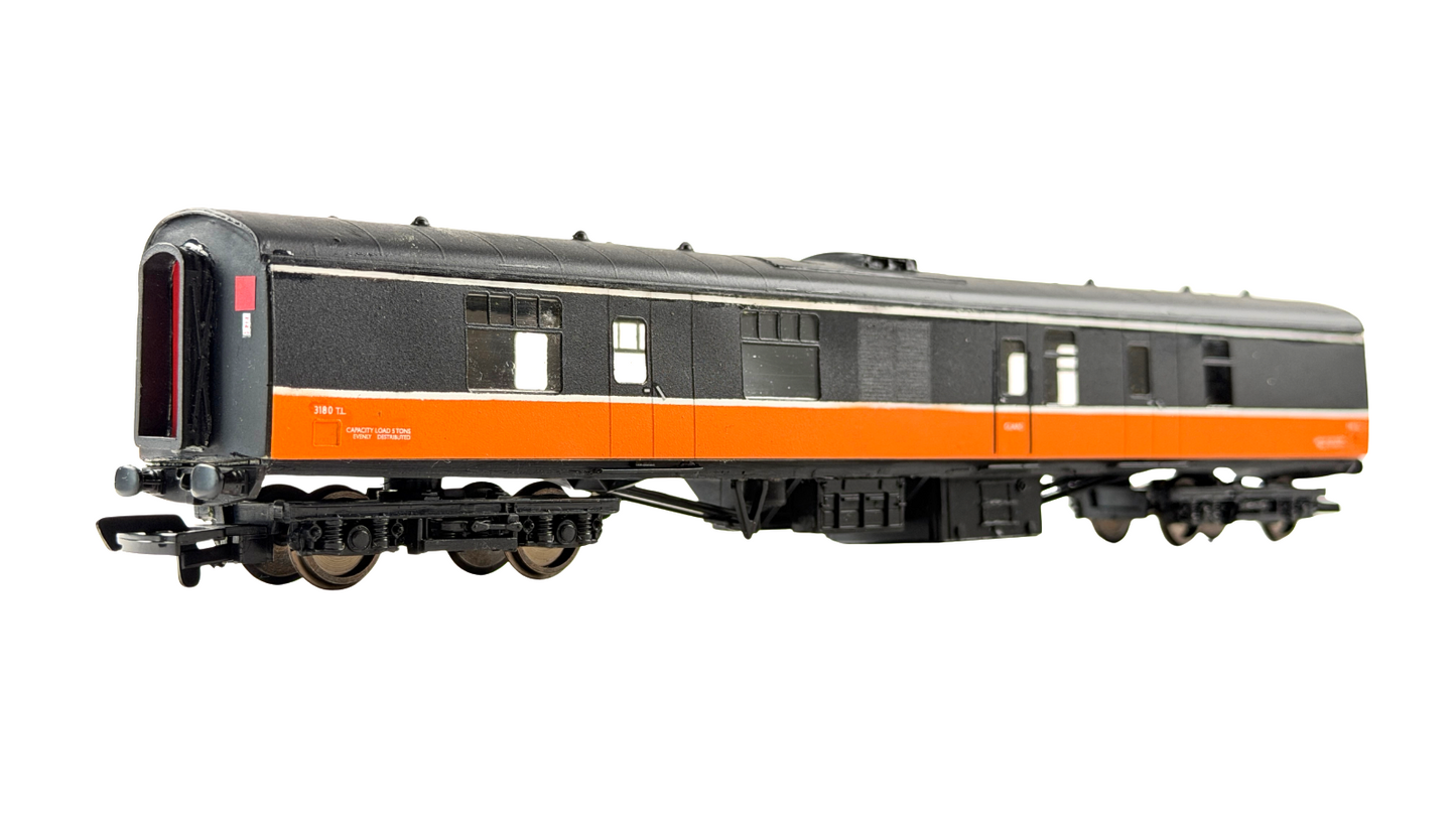 SILVER FOX MODELS OO GAUGE - IRISH RAIL BLACK OVER ORANGE GSV EX BSK COACH 3180