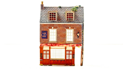 BACHMANN SCENECRAFT 00 GAUGE - 44-232 - LOW RELIEF LAMB & FLAG DERELICT PUB - UB