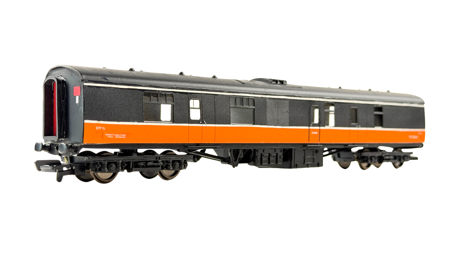 SILVER FOX MODELS OO GAUGE - IRISH RAIL BLACK OVER ORANGE GSV EX BSK COACH 3177