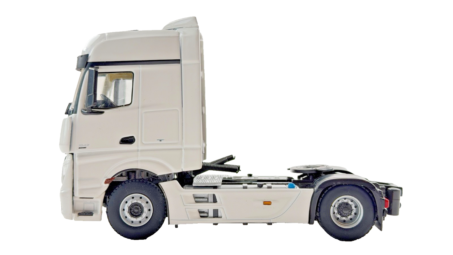 WSI 1/50 SCALE - 03-1134 - MERCEDES MP4 BIGA 4X2 PLAIN WHITE TRACTOR CAB BOXED