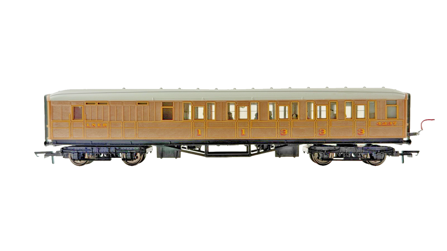 HORNBY OO GAUGE - RAKE OF 4 LNER TEAK GRESLEY PASSENGER COACHES UNBOXED