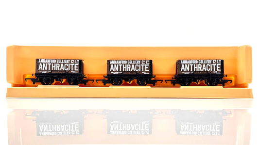 HORNBY 00 GAUGE - R6088 - 8 PLANK COAL ORE AMMANFORD COLLIERY TRIPLE WAGON PACK