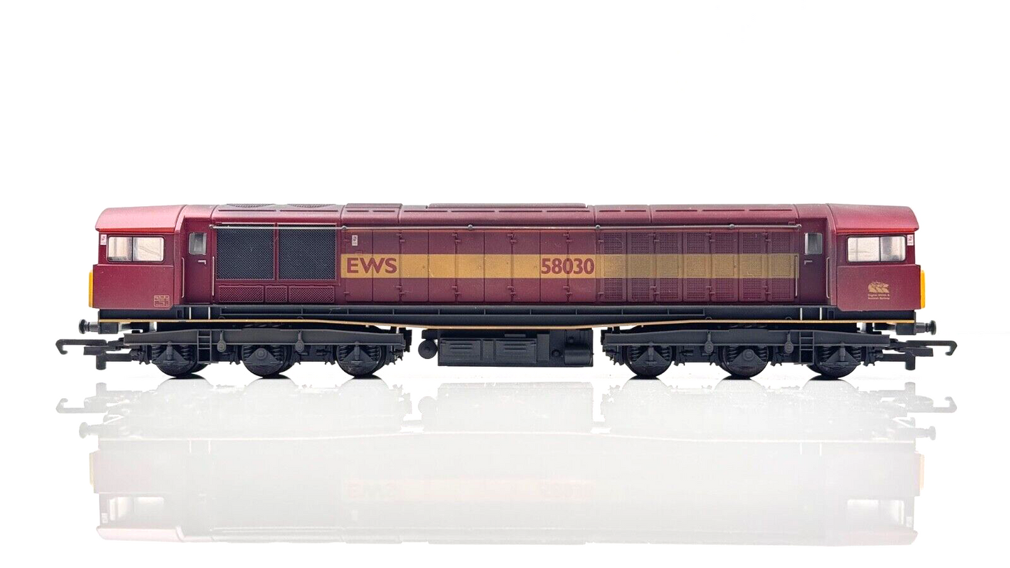 HORNBY 00 GAUGE - R2125B - CLASS 58 DIESEL 58030 EWS MAROON GOLD - BOXED