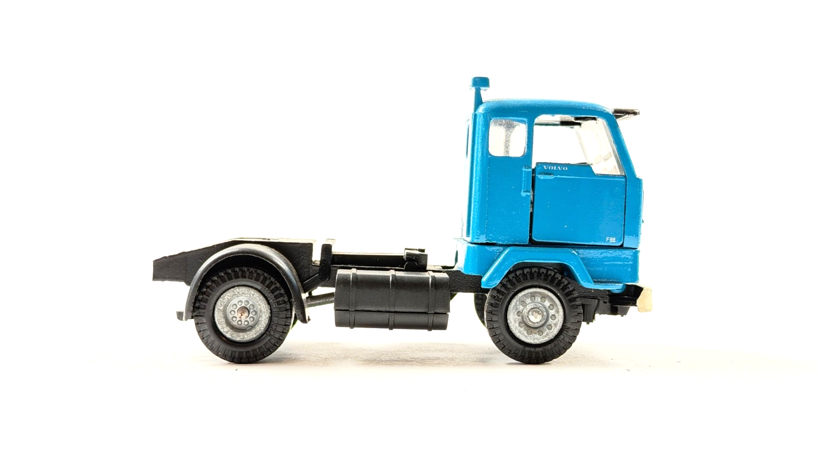 TEKNO 1/50 SCALE REPAINTED? BLUE VOLVO F88 4X2 TRACTOR UNIT UNBOXED