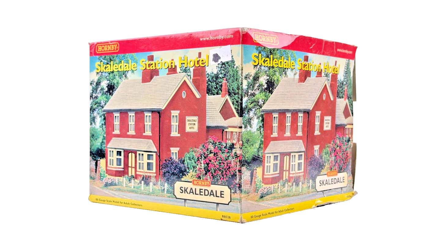 HORNBY OO GAUGE SKALEDALE - R8528 - RED BRICK STATION HOTEL - BOXED