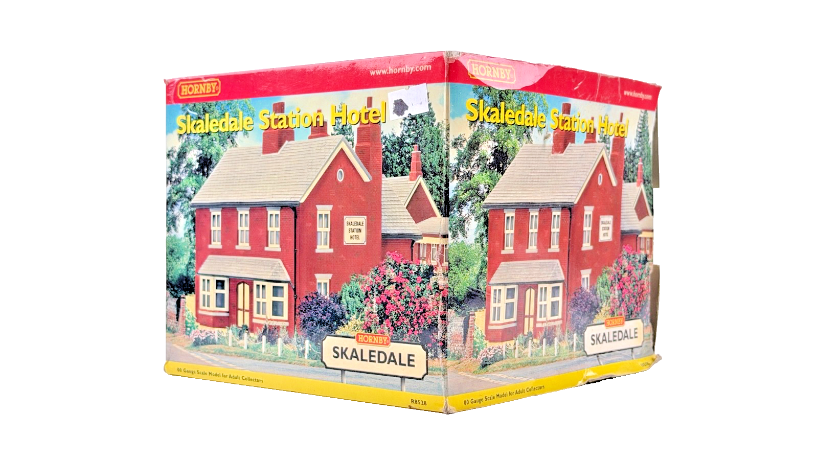HORNBY OO GAUGE SKALEDALE - R8528 - RED BRICK STATION HOTEL - BOXED