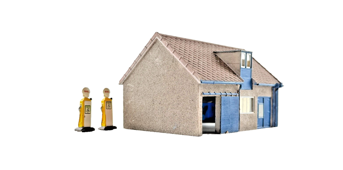 BACHMANN OO GAUGE SCENECRAFT - 44-076Z - AIDENSFIELD CAR GARAGE & PETROL PUMPS