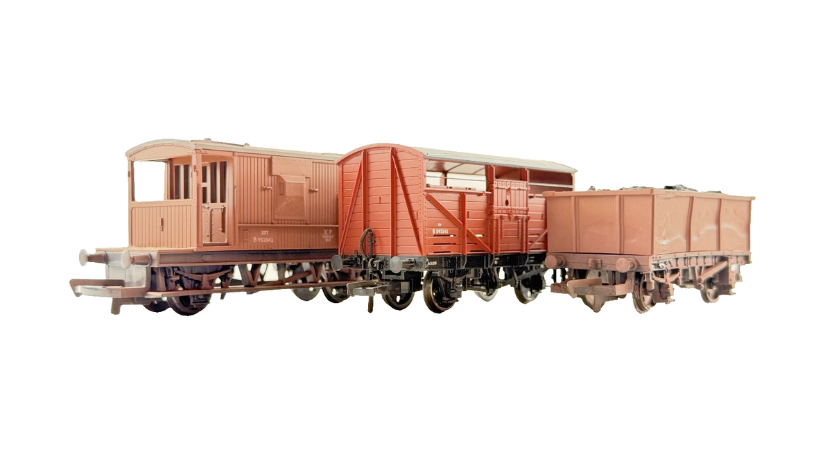 HORNBY/BACHMANN OO GAUGE - RAKE OF 3 WAGONS BR MINERAL CATTLE & BRAKE VAN