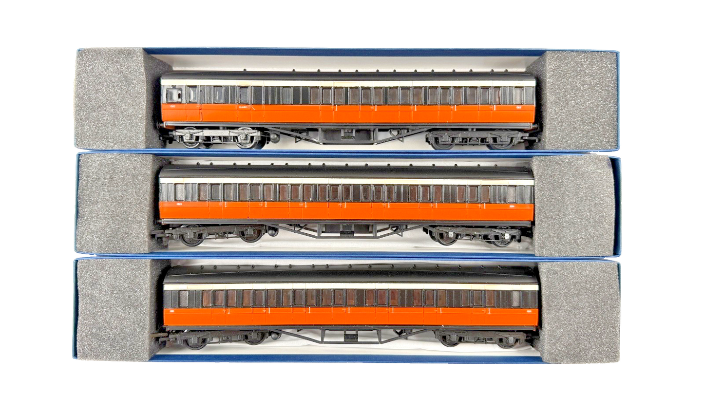 SILVER FOX MODELS OO GAUGE - CIE IRISH RAIL ORANGE & BLACK CORRIDOR COACH TRIPLE