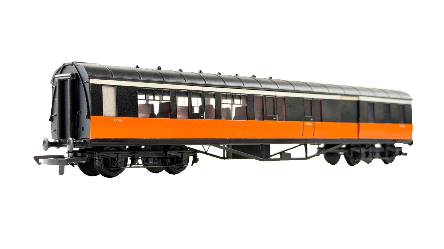 SILVER FOX MODELS OO GAUGE - IRISH RAIL ORANGE & BLACK BUT L14 TRAILER CAR COACH