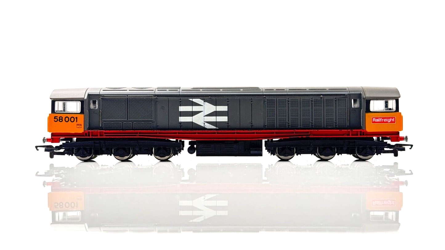 HORNBY 00 GAUGE - CLASS 58 DIESEL 58001 RAILFREIGHT RED STRIPE - UNBOXED