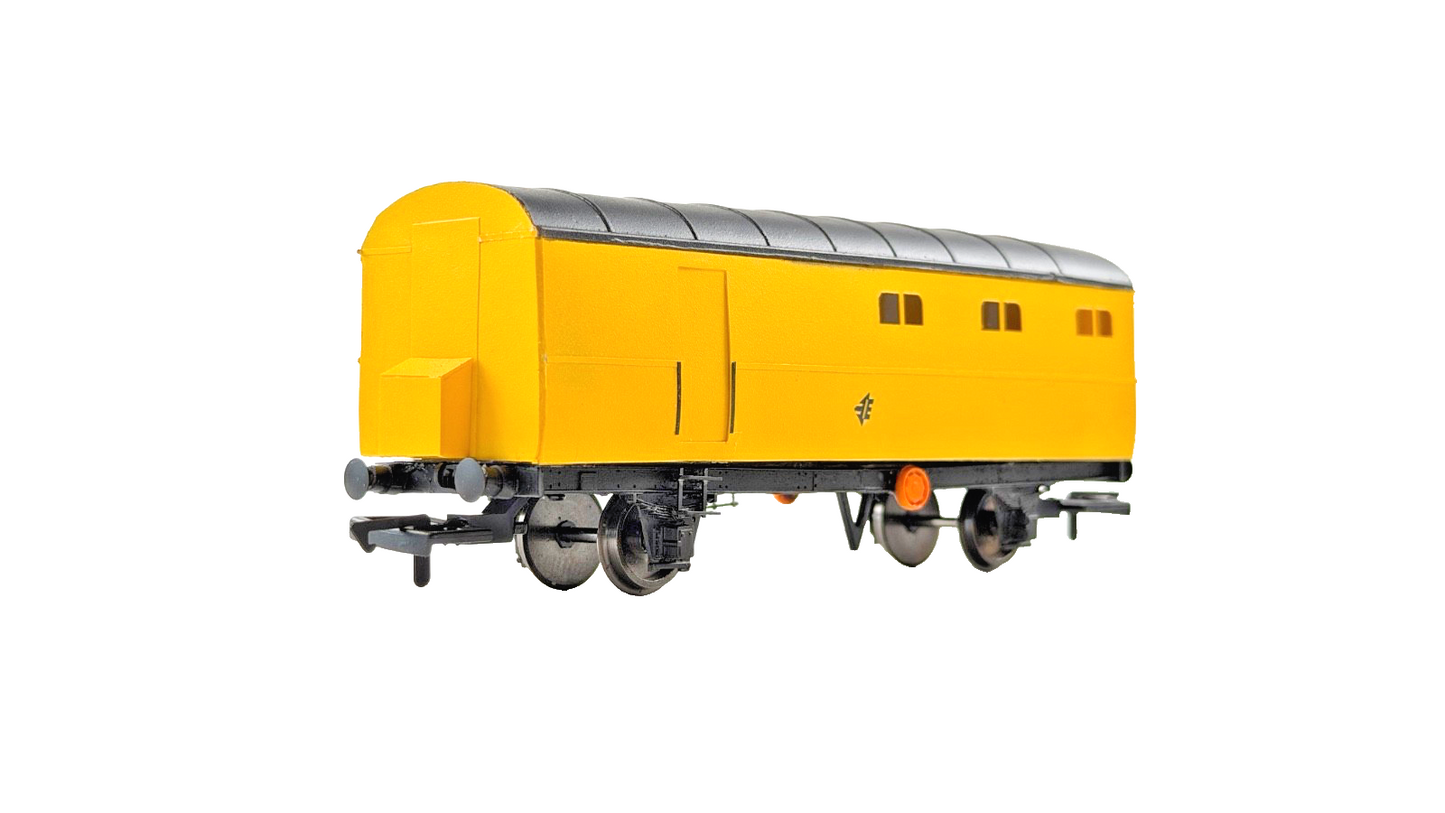 SILVER FOX MODELS OO GAUGE - IRISH RAIL IE ENGINEERS YELLOW TOOL VAN BOXED