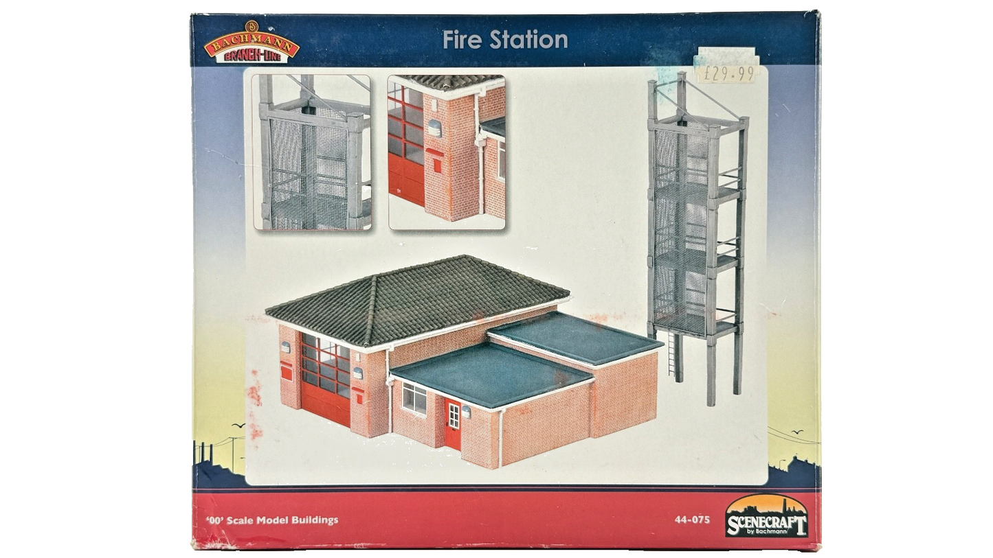 BACHMANN SCENECRAFT OO GAUGE - 44-075 - FIRE STATION & TRAINING TOWER - BOXED