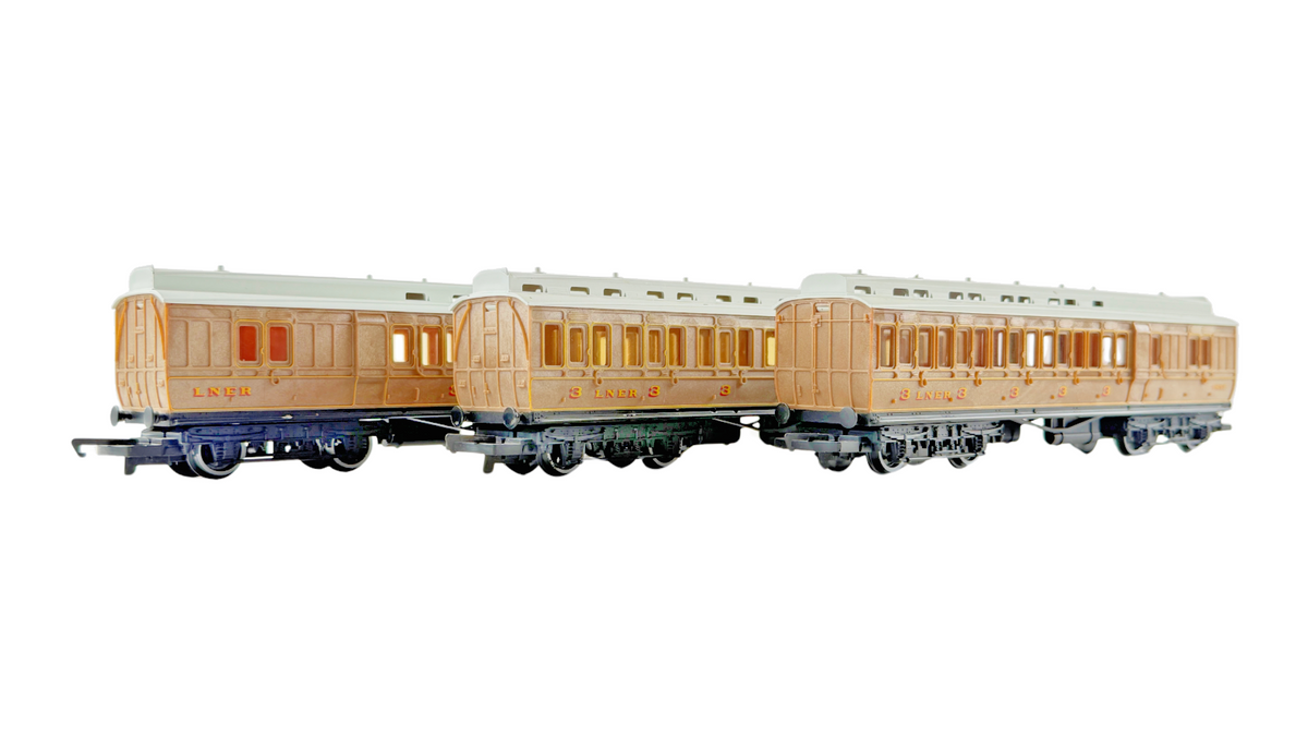 HORNBY OO GAUGE - RAKE OF 3 LNER TEAK CLERESTORY PASSENGER COACHES UNBOXED