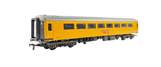 AIRFIX OO GAUGE - NETWORK RAIL MK2 RESPRAYED COACH NO.977997 UNBOXED