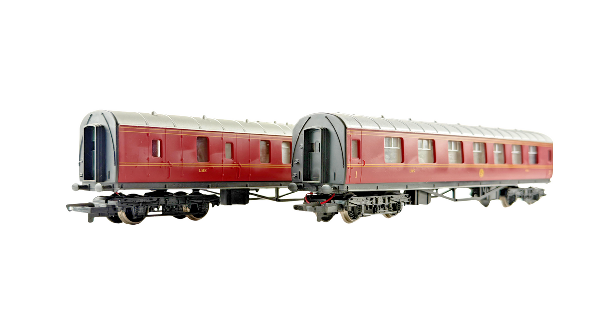 HORNBY OO GAUGE - RAKE OF 2 LMS MAROON STANIER PASSENGER COACHES UNBOXED