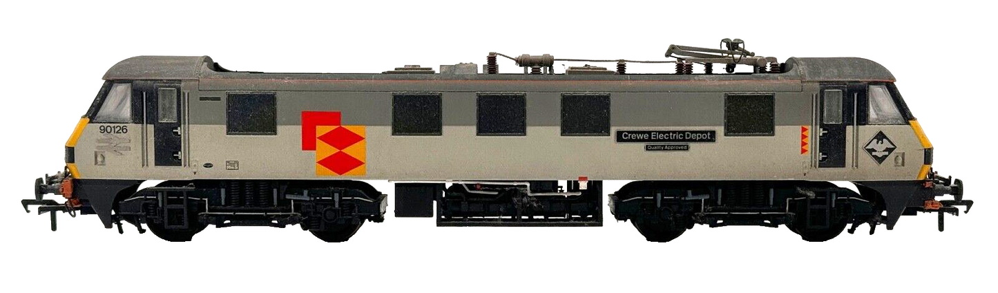 BACHMANN 00 GAUGE - CLASS 90 90126 RAILFREIGHT RFD CREWE DEPOT (BENS RESPRAYS)