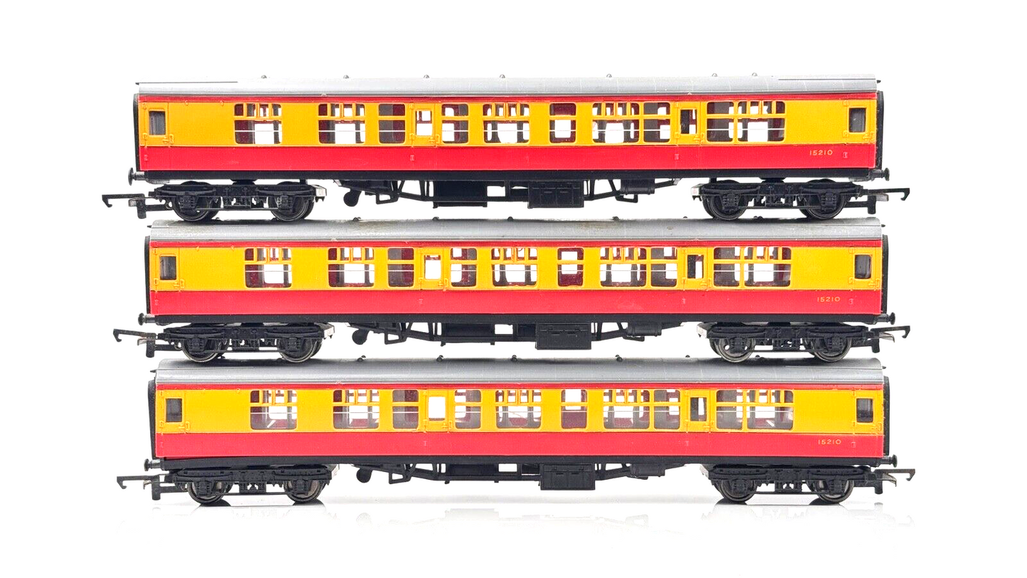 HORNBY 00 GAUGE - RAKE OF 3 BR BLOOD CUSTARD COACHES X 3 - UNBOXED #2