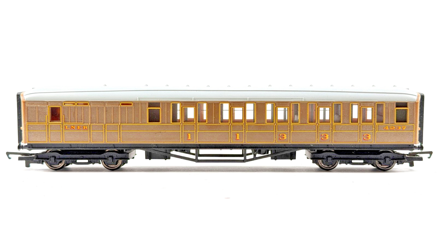 HORNBY OO GAUGE RAKE OF 3 LNER TEAK GRESLEY PASSENGER COACHES UNBOXED