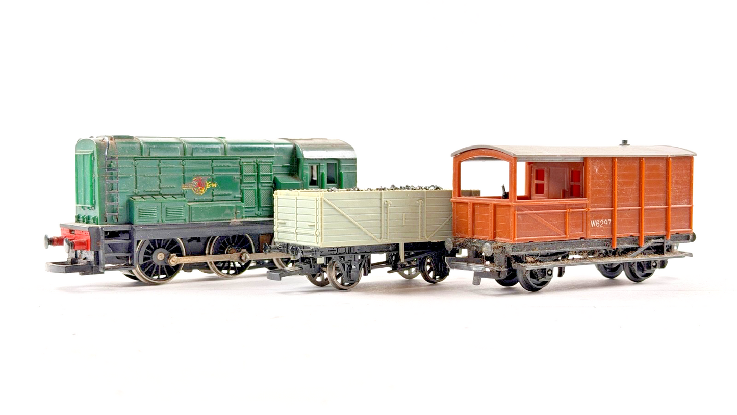 HORNBY OO GAUGE BR GREEN CLASS 08 DIESEL SHUNTER 13012 & WAGON RAKE UNBOXED