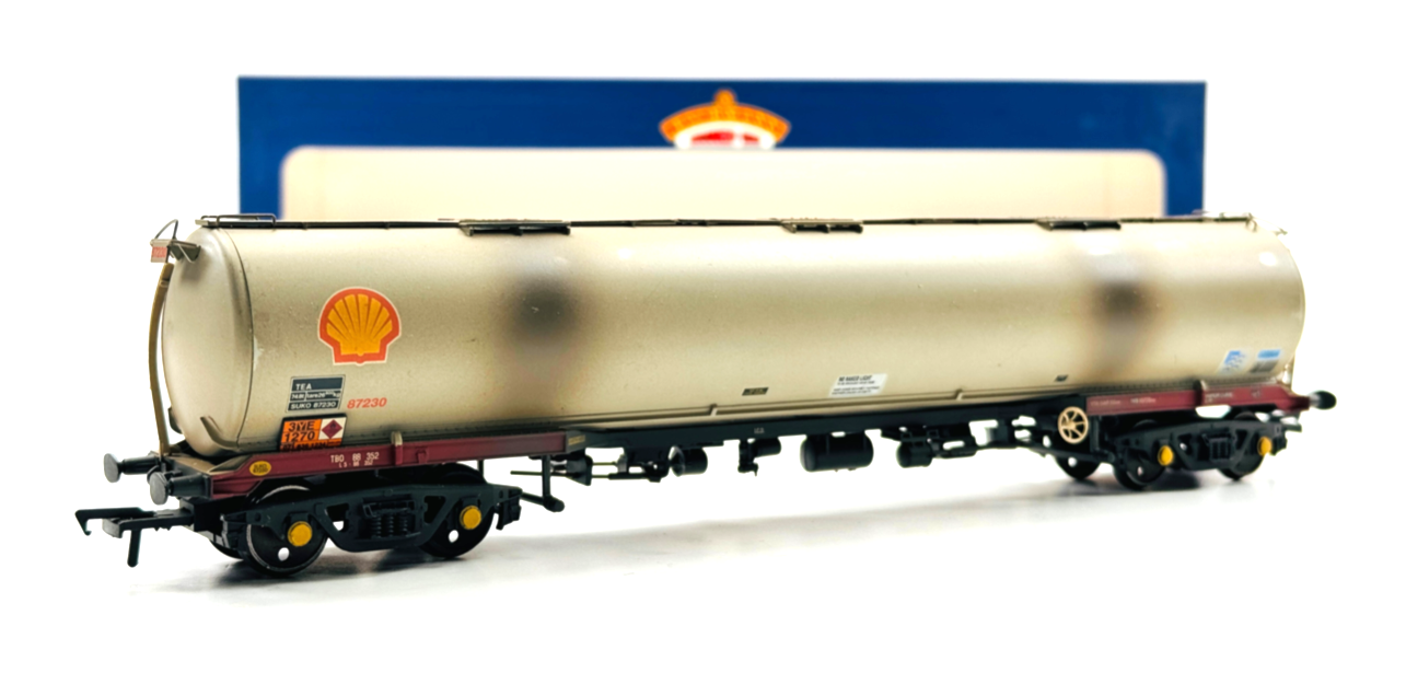 BACHMANN 00 GAUGE - 38-118 - 100 TON TEA BOGIE TANK WAGON BR PETROLEUM - BOXED