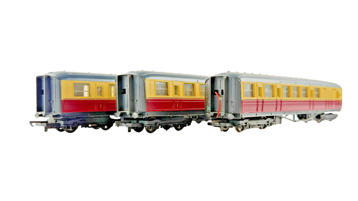 HORNBY OO GAUGE - RAKE OF 3 BR CRIMSON CREAM GRESLEY PASSENGER COACHES UNBOXED