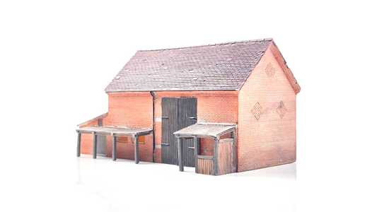 BACHMANN 00 GAUGE SCENECRAFT - 44-104 - RED BRICK HAY BARN - UNBOXED