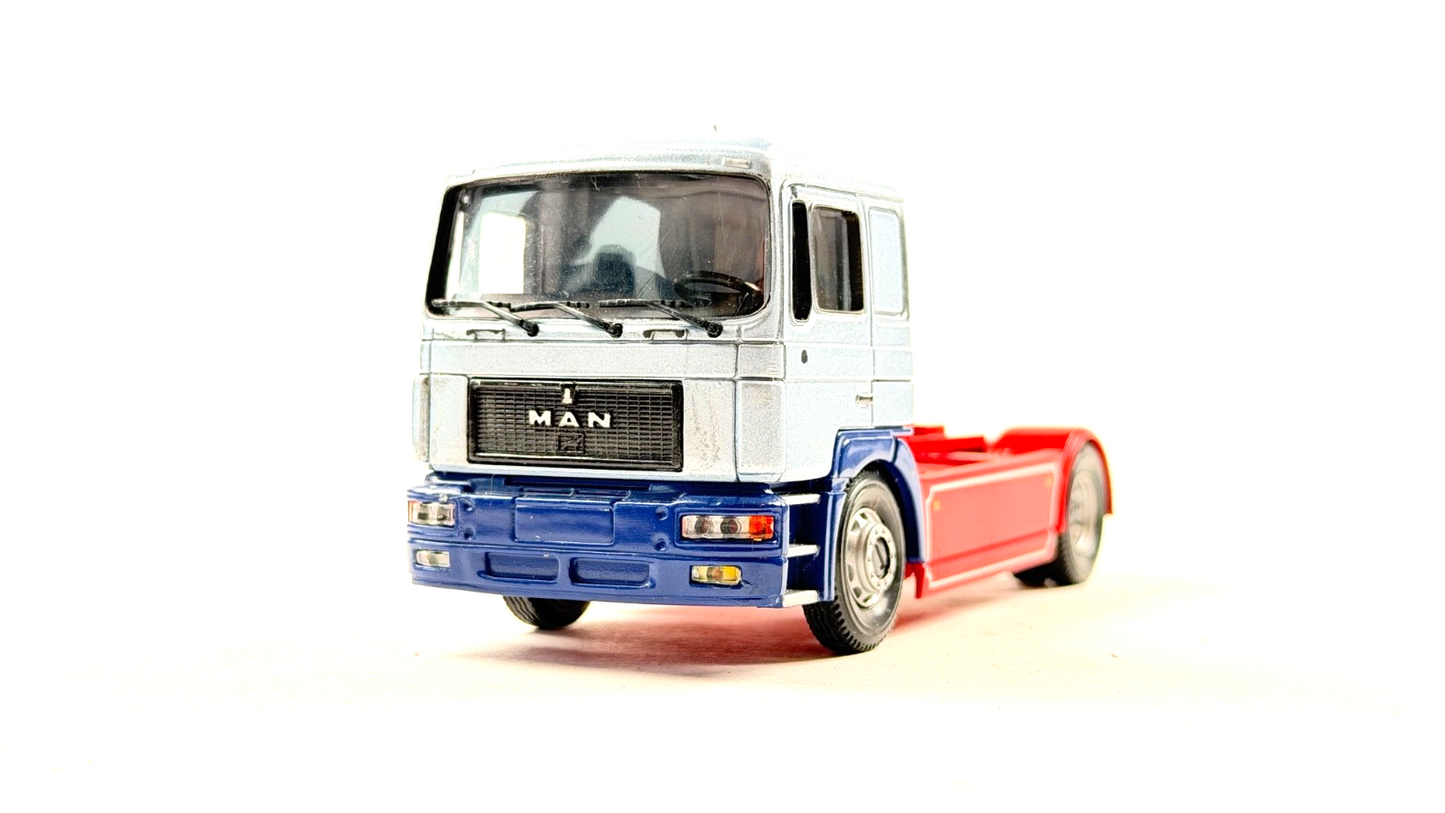 CORGI 1/50 SCALE LIGHT/DARK BLUE & RED MAN 4X2 TRACTOR UNIT UNBOXED