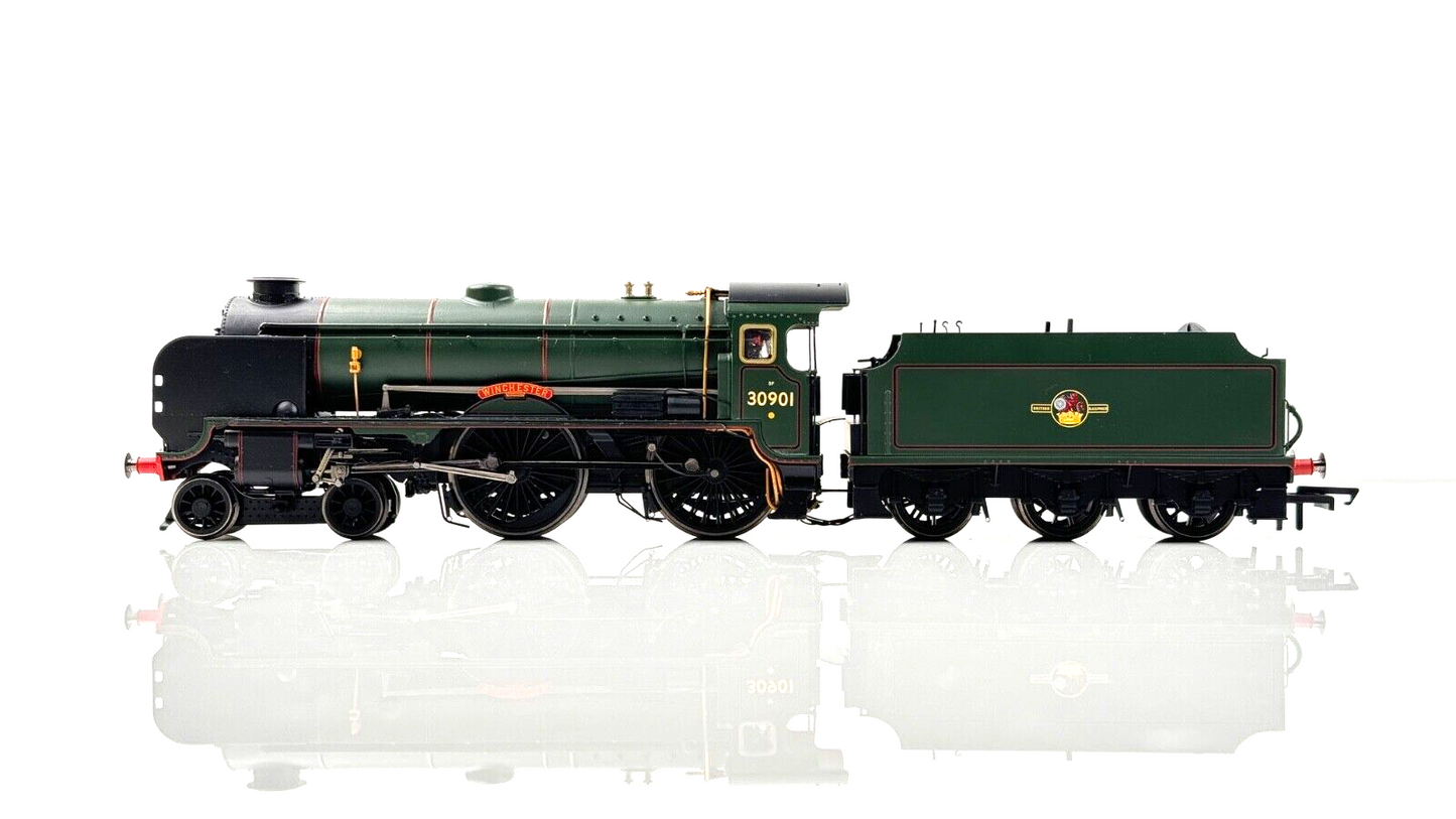 HORNBY 00 GAUGE - R2845 - BR GREEN 4-4-0 SCHOOLS CLASS 30901 'WINCHESTER' BOXED