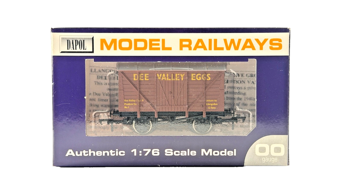 DAPOL 00 GAUGE - DEE VALLEY EGGS LLANGOLLEN VENT VAN NO.1 (LIMITED EDITION)