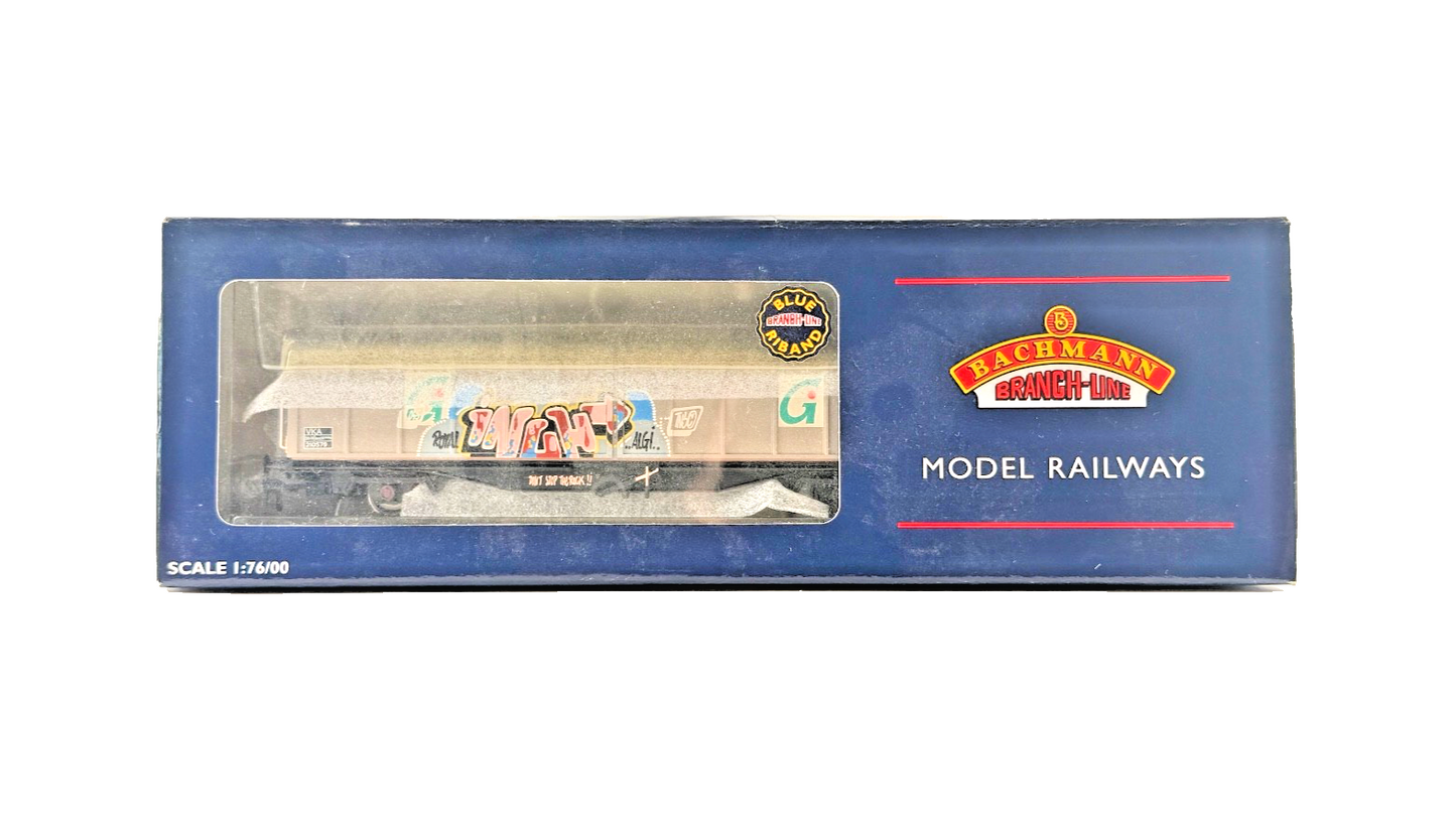 BACHMANN OO GAUGE - 37-605 - 46 TONNE VGA SLIDING WALL VAN RAILFREIGHT GRAFFITI
