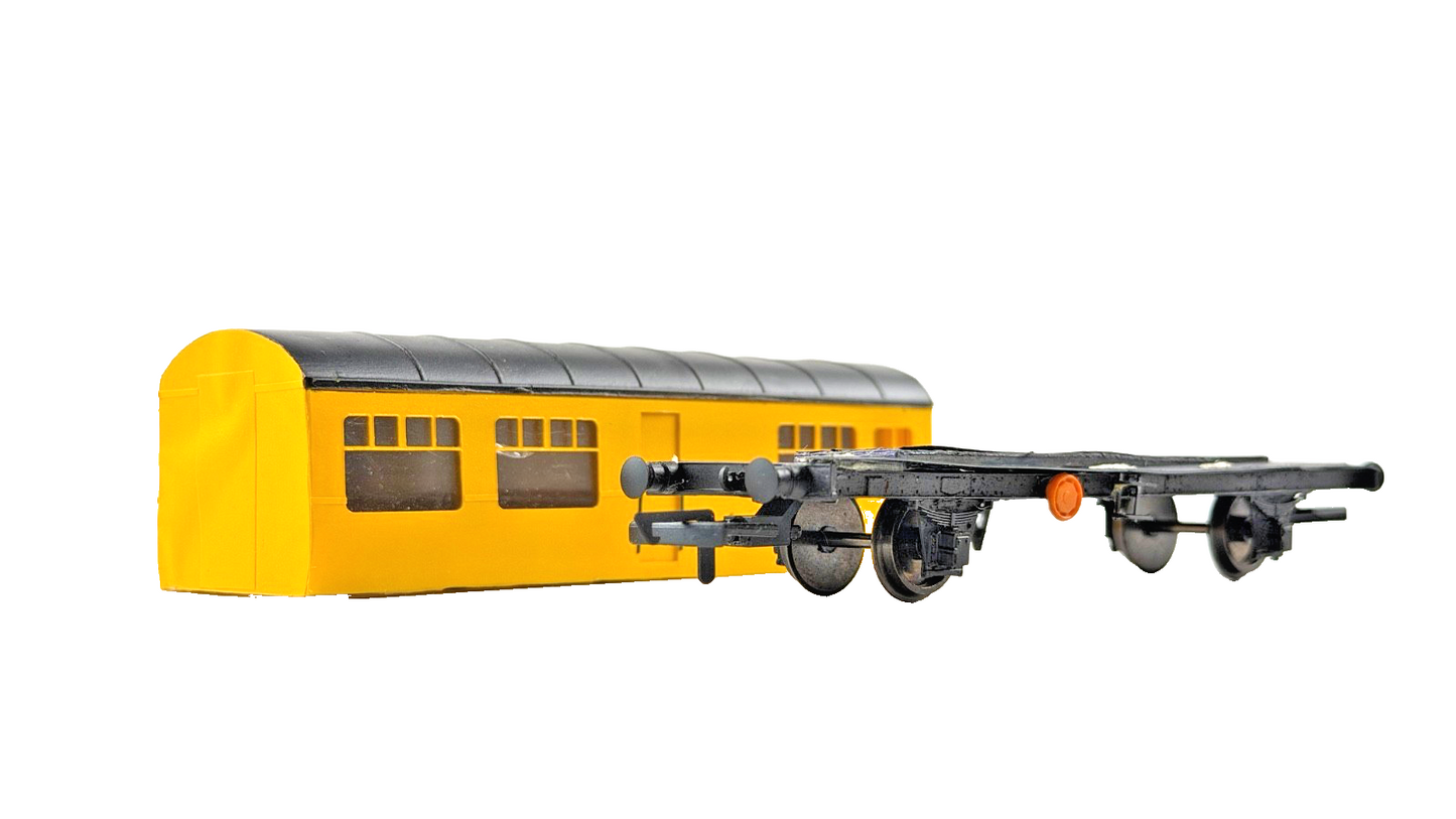 SILVER FOX MODELS OO GAUGE - IRISH RAIL IE ENGINEERS YELLOW TOOL VAN BOXED