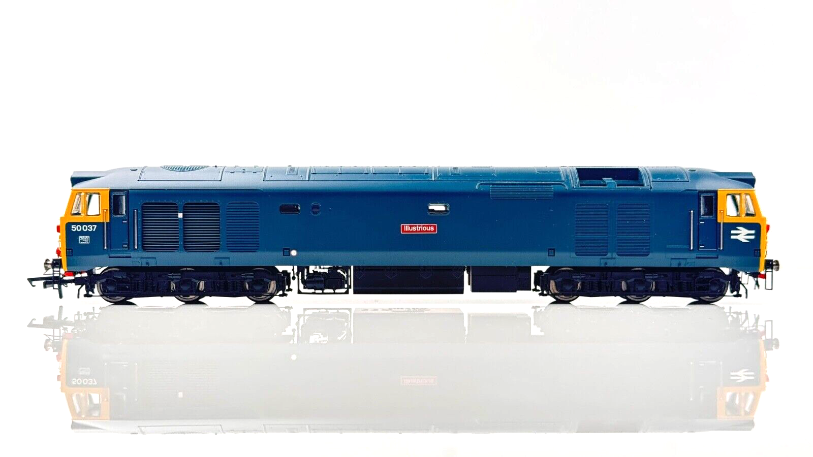 HORNBY 00 GAUGE - R2428 - CLASS 50 DIESEL 50037 BR BLUE 'ILLUSTRIOUS' - BOXED