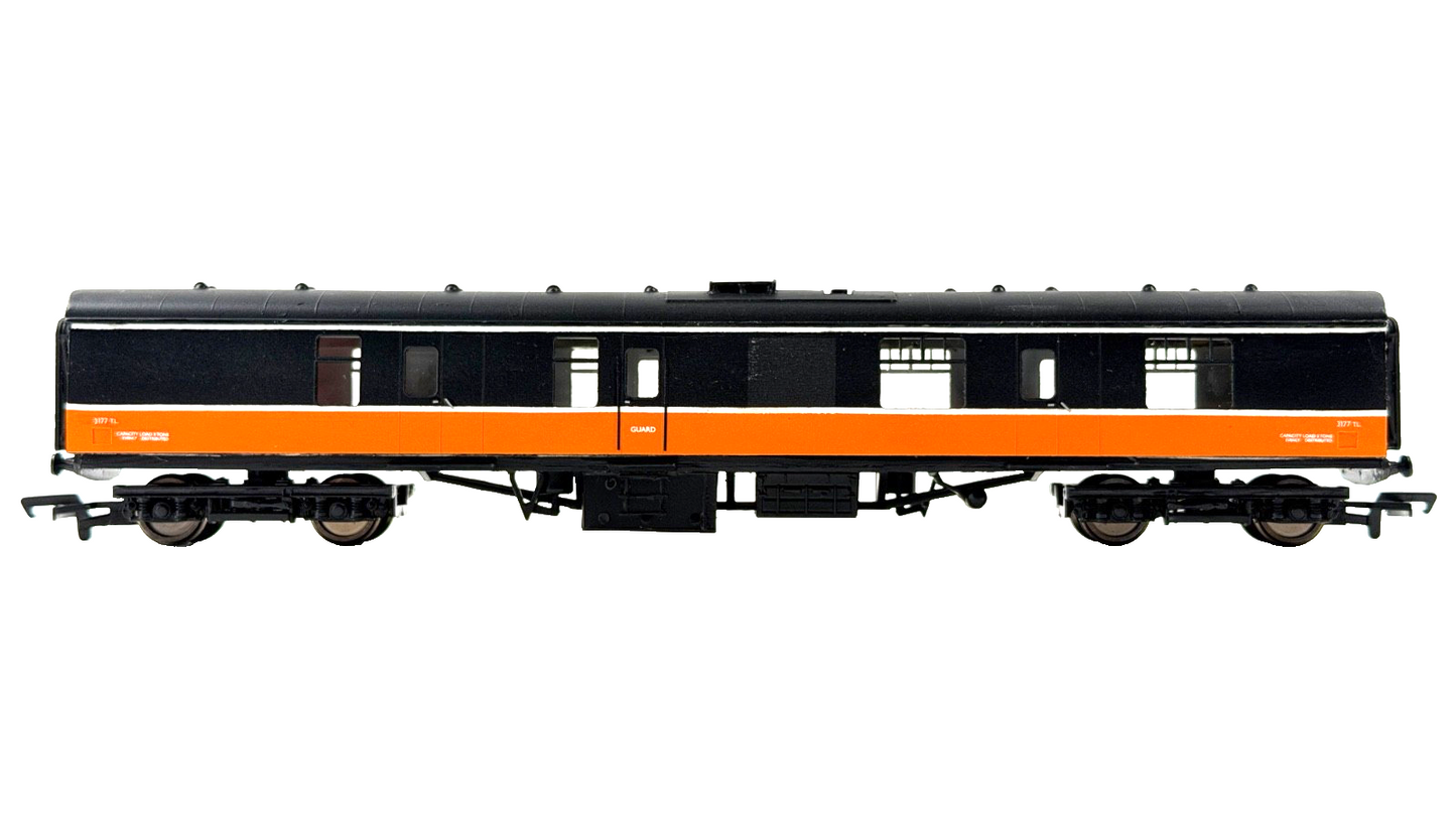 SILVER FOX MODELS OO GAUGE - IRISH RAIL BLACK OVER ORANGE GSV EX BSK COACH 3177