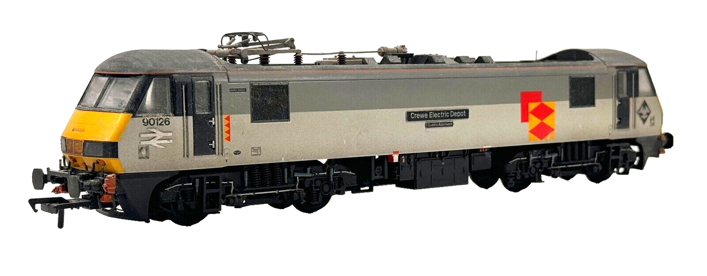 BACHMANN 00 GAUGE - CLASS 90 90126 RAILFREIGHT RFD CREWE DEPOT (BENS RESPRAYS)