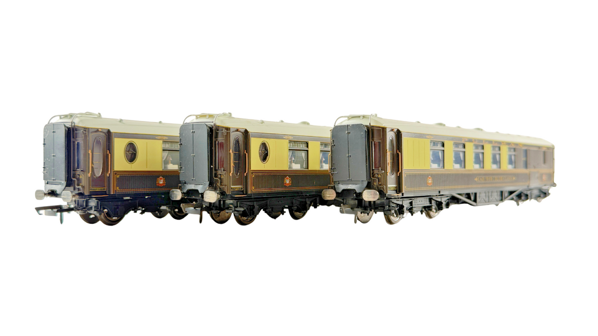 HORNBY OO GAUGE - RAKE OF 3 PULLMAN PASSENGER COACHES UNBOXED (WITH LIGHTS)
