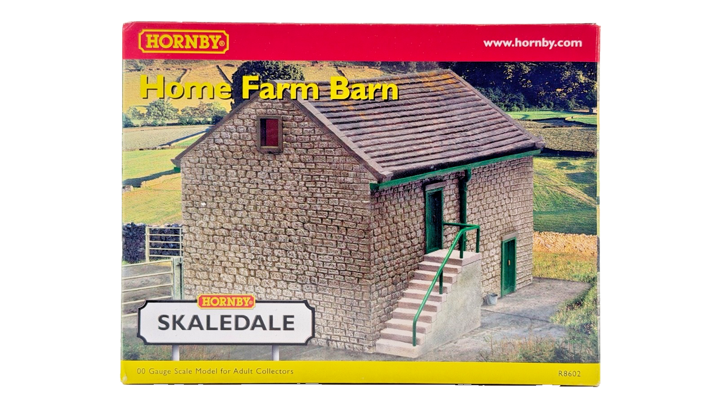HORNBY SKALEDALE OO GAUGE - R8602 - HOME FARM BARN - BOXED