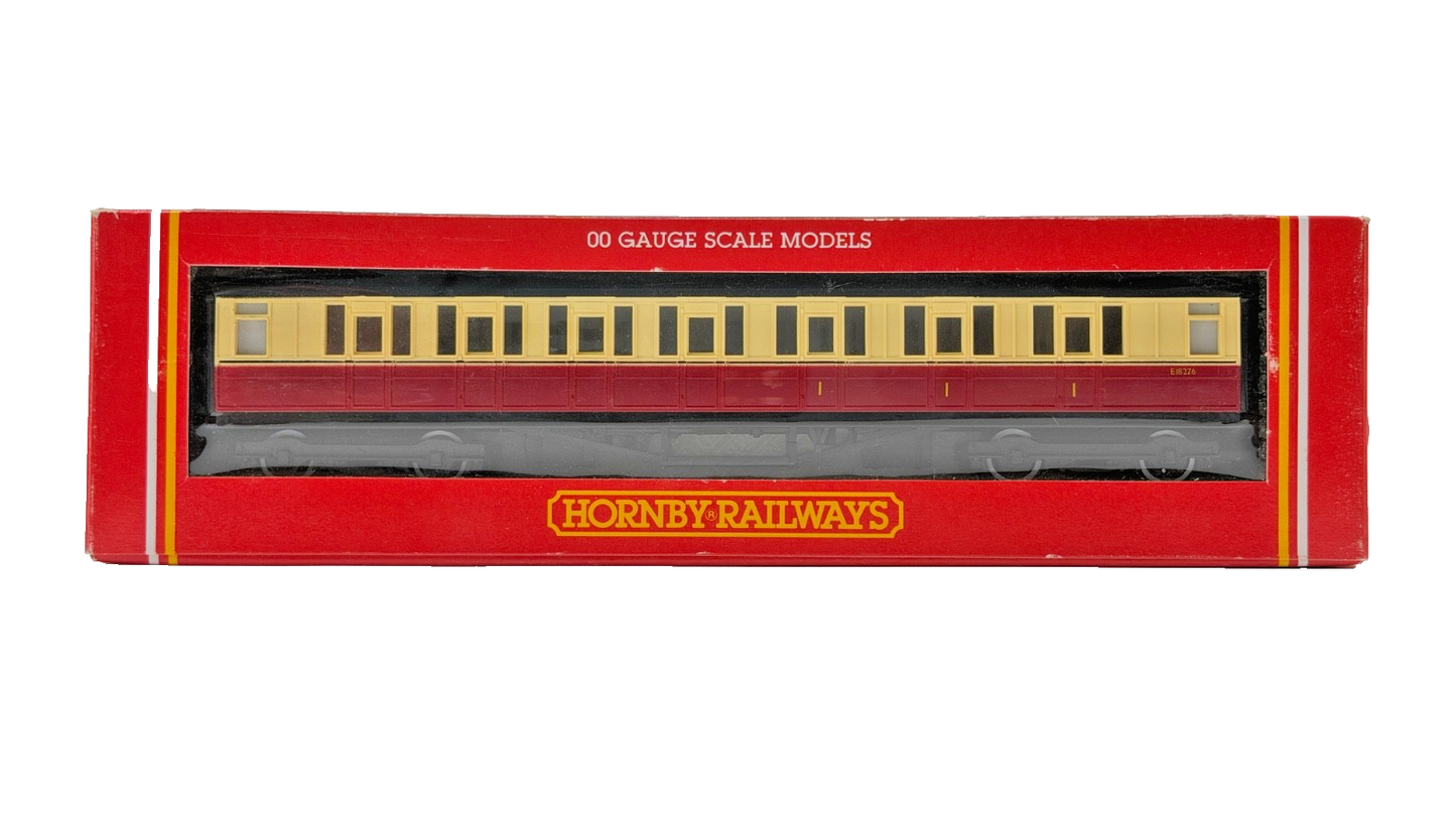 HORNBY 00 GAUGE - R409/R419 - PAIR OF BR EX LNER CRIMSON CREAM PASSENGER COACHES