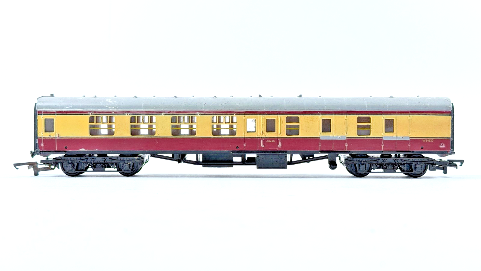 MAINLINE 00 GAUGE - BR CRIMSON CREAM BSK BRAKE SECOND COACH W34820 UNBOXED