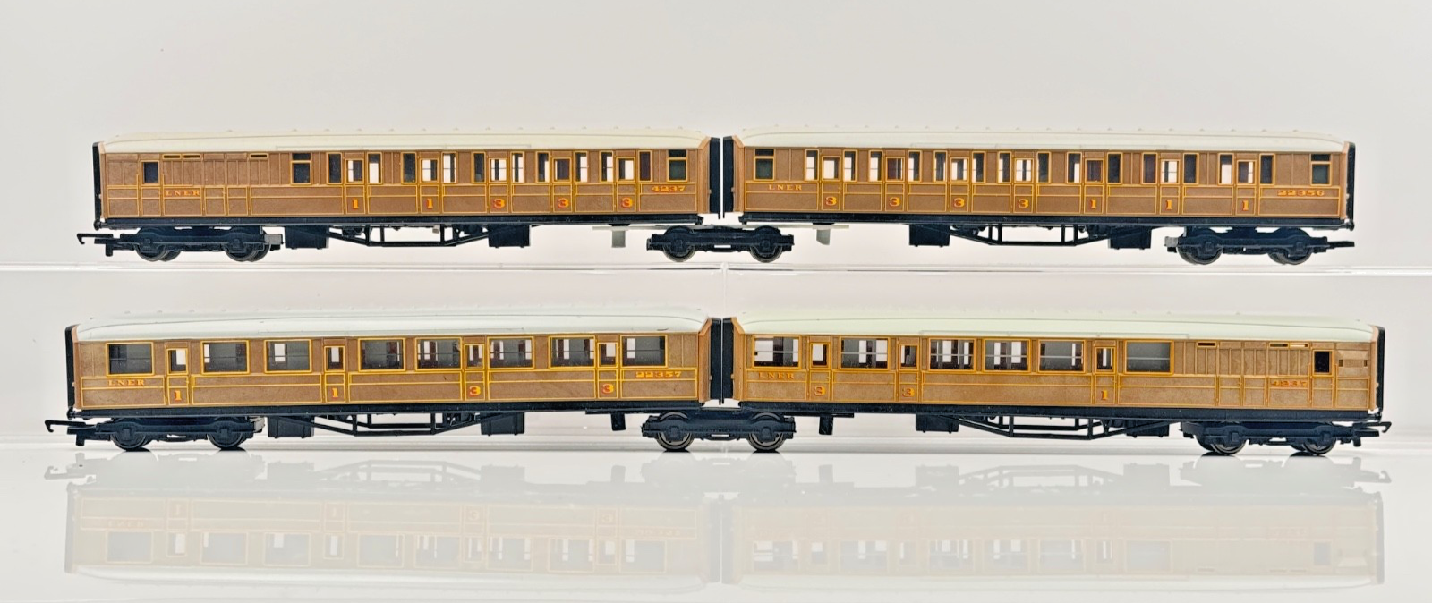 HORNBY 00 GAUGE - CUSTOM REFINISHED LNER TEAK GRESLEY ARTICULATED COACH RAKE