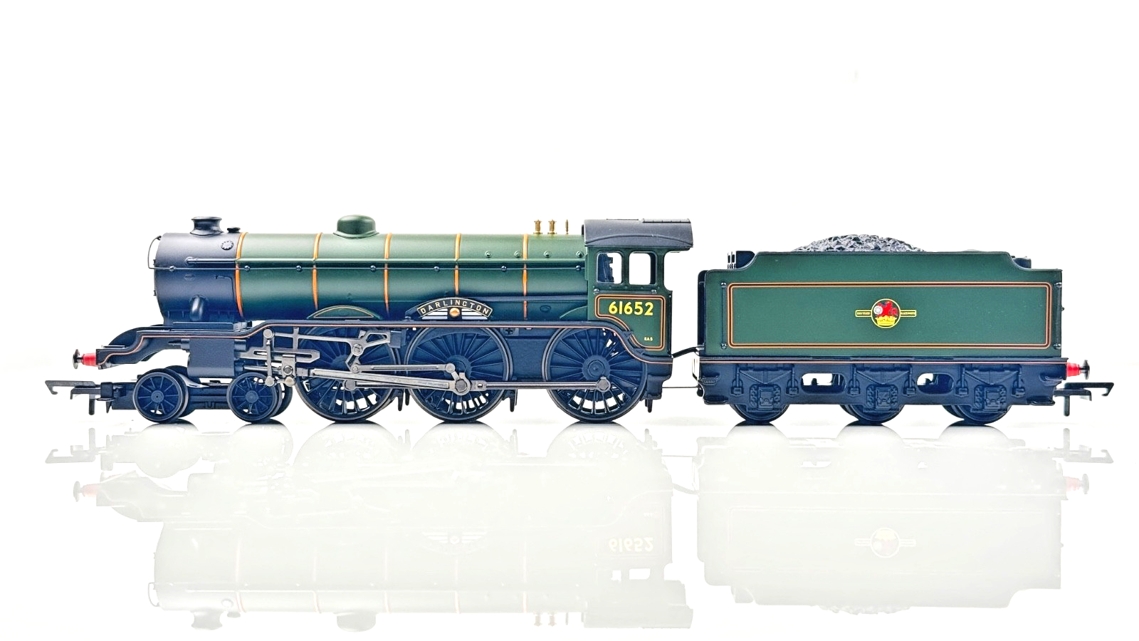HORNBY 00 GAUGE - R30433 - BR GREEN B17 CLASS LOCOMOTIVE DARLINGTON NO.61652