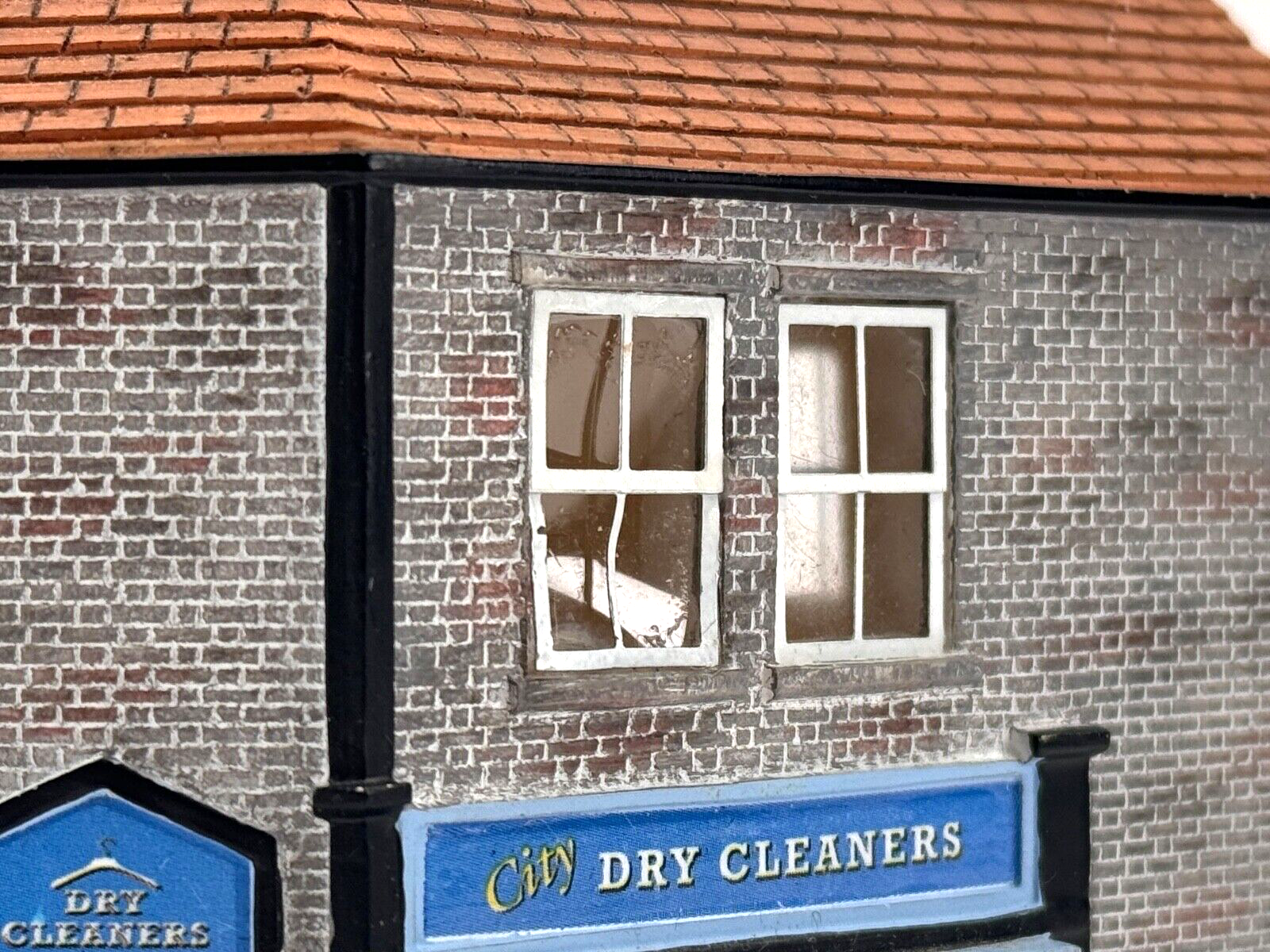 HORNBY 00 GAUGE SKALEDALE - R9716 - CITY DRY CLEANERS SHOP - UNBOXED