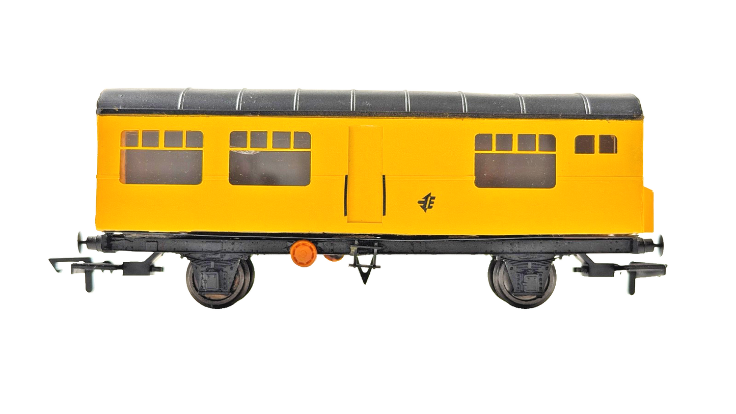 SILVER FOX MODELS OO GAUGE - IRISH RAIL IE ENGINEERS YELLOW TOOL VAN BOXED