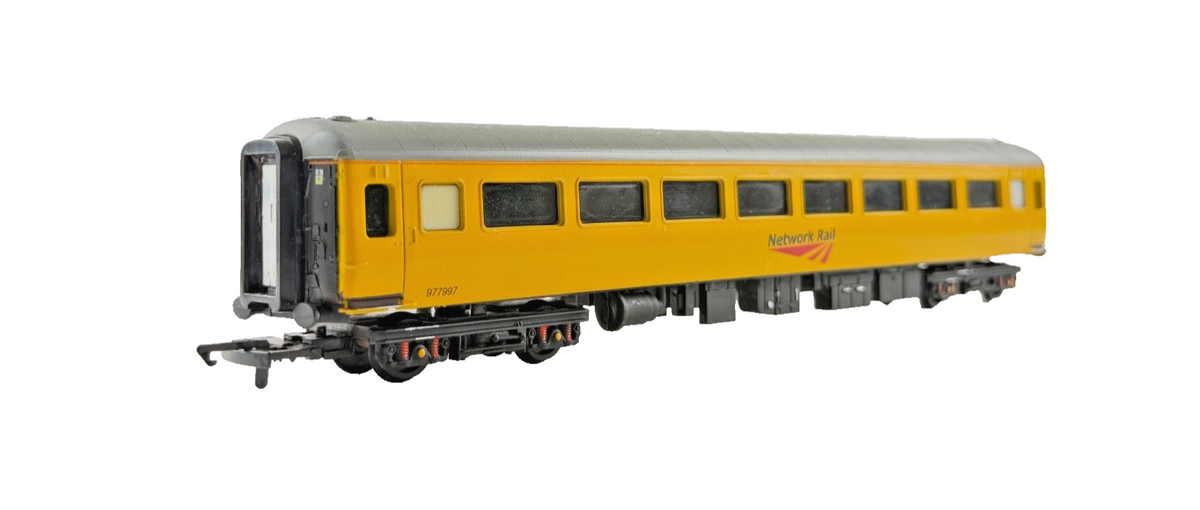 AIRFIX OO GAUGE - NETWORK RAIL MK2 RESPRAYED COACH NO.977997 UNBOXED