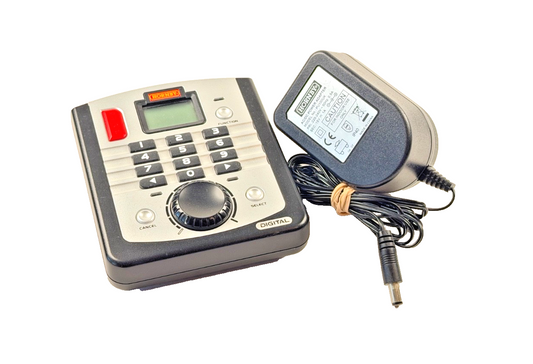 HORNBY 00 GAUGE - R8213 - DCC DIGITAL SELECT POWER CONTROLLER & ADAPTER UNBOXED
